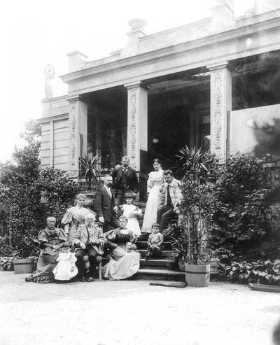 Max Klinger (1857-1920, nella foto in alto a sinistra) con la sua famiglia davanti alla casa dei suoi genitori a Lipsia, Karl-Heine-Strasse 2 (lato giardino) da Hermann Walter